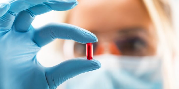 scientist hod a pill科学家拿着药片小图